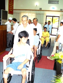 Tặng xe lăn tay cho người tàn tật, trẻ em bại liệt