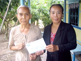 Trao tiền từ thiện