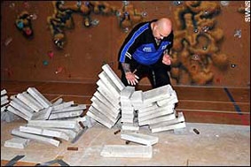 Đập vỡ 55 tấm bêtông trong chưa tới 5 giây