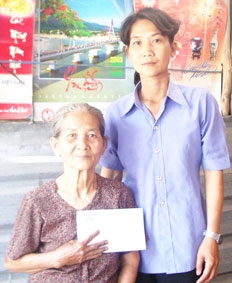 Trao tiền từ thiện