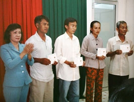 Trao 4 sổ tiết kiệm cho 3 gia đình và nạn nhân trong sự cố sập nhịp dẫn cầu Cần Thơ