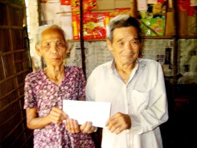 Trao tiền từ thiện