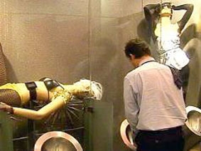 Mua sắm trong nhà vệ sinh