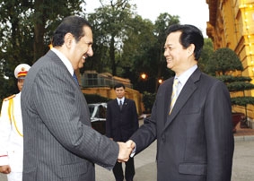 Thủ tướng Nguyễn Tấn Dũng đón và hội đàm với Thủ tướng Qatar