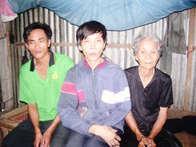 Bà mẹ già với ba người con bệnh tật