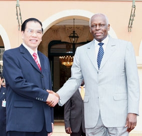 Tổng Bí thư Nông Đức Mạnh hội đàm với Tổng thống Angola Jose Eduardo Dos Santos