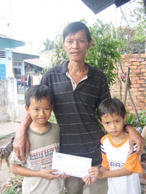 Trao tiền từ thiện