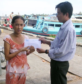 Trao tiền từ thiện