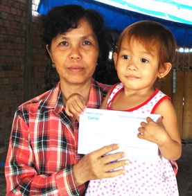 Trao tiền từ thiện