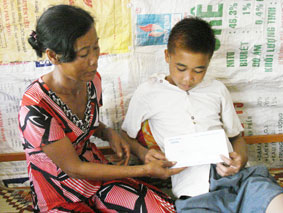 Trao tiền từ thiện