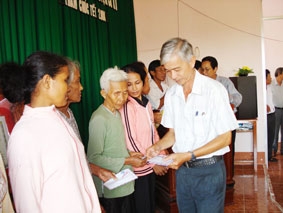 Thăm, tặng quà bà con dân tộc Khmer nhân dịp Tết 
Chol Chnam Thmay