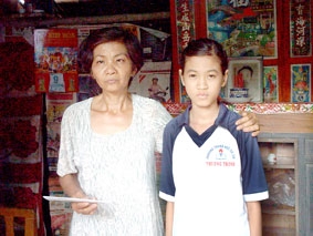 Trao tiền từ thiện