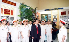 Tổng Bí thư Nông Đức Mạnh thăm và làm việc với Binh chủng Hóa học