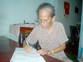 Trao tiền từ thiện