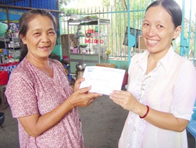 Trao tiền từ thiện