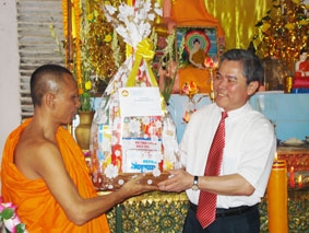 Lãnh đạo thành phố đến thăm, tặng quà, 
chúc mừng đồng bào dân tộc Khmer nhân dịp Tết Chol Chnam Thmay