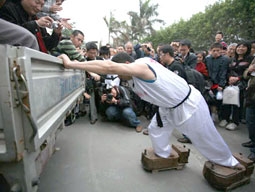 Đẩy xe tải với đôi giày nặng hơn 160 kg