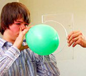 Dùng mũi thổi hơn 200 quả bong bóng