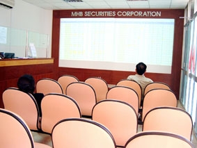 Chứng khoán sụt giảm, đầu tư vào đâu ?