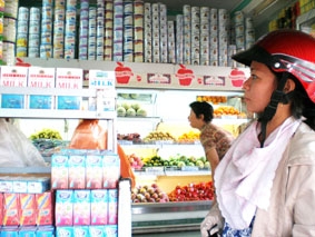 Choáng váng với giá sữa, dầu ăn