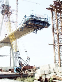 Tháng Tư, trên công trình cầu Rạch Miễu