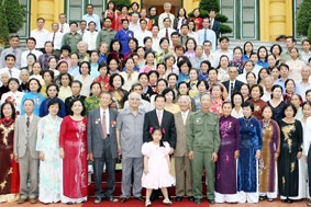 Chủ tịch nước Nguyễn Minh Triết gặp mặt các đại biểu cựu thanh niên xung phong thành phố Hồ Chí Minh và một số tỉnh phía Nam