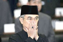 Thế "lưỡng đầu thọ địch" của Thủ tướng Malaysia