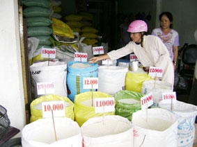 Sức mua yếu hơn bình thường, giá gạo tiếp tục giảm