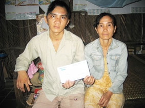 Trao tiền từ thiện