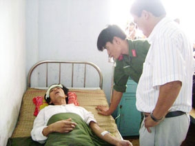 Giải cứu một thanh niên bị cha mẹ nhốt, trói bằng dây xích