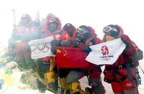 Đuốc Olympic lên “nóc nhà thế giới”