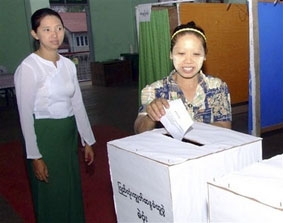 Việt Nam viện trợ khẩn cấp cho các nạn nhân bão lụt ở Myanmar