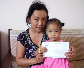 Trao tiền từ thiện