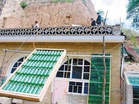 Máy nước nóng năng lượng Mặt trời bằng chai bia