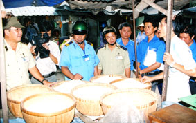 Kiên quyết xử lý nghiêm những trường hợp đầu cơ, găm hàng gây sốt giá để trục lợi