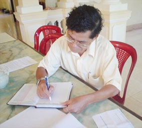 Trao tiền từ thiện