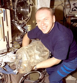 Các phi hành gia sẽ uống nước từ... toilet!