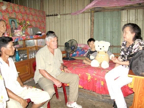 Trao tiền từ thiện