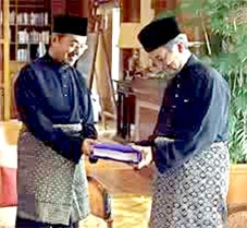 Thủ tướng Malaysia ngồi trên "ghế nóng"!