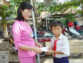 Trao tiền từ thiện