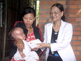 Trao tiền từ thiện