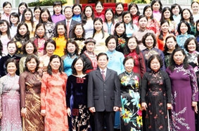 Chủ tịch nước Nguyễn Minh Triết chúc mừng sự ra mắt Nhóm nữ Nghị sĩ Việt Nam