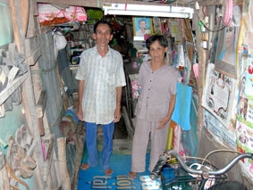 Vợ chồng bà Lang mong có được căn nhà lành lặn