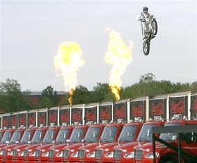 Cưỡi mô-tô bay qua 24 xe tải