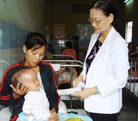 Trao tiền từ thiện