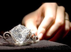 Viên kim cương 101 ca-ra giá hơn 6 triệu USD