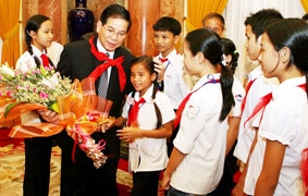Chủ tịch nước Nguyễn Minh Triết gặp các em thiếu nhi có hoàn cảnh khó khăn