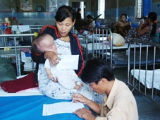 Trao tiền từ thiện