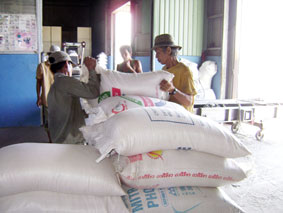 Kiến nghị với Chính phủ sớm giải quyết khó khăn cho doanh nghiệp Thu mua gạo chế biến xuất khẩu tại Xí nghiệp Chế biến gạo xuất khẩu Mỹ Khánh (Công ty Mekong).
Ảnh: KHÁNH TRUNG