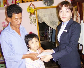 Trao tiền từ thiện